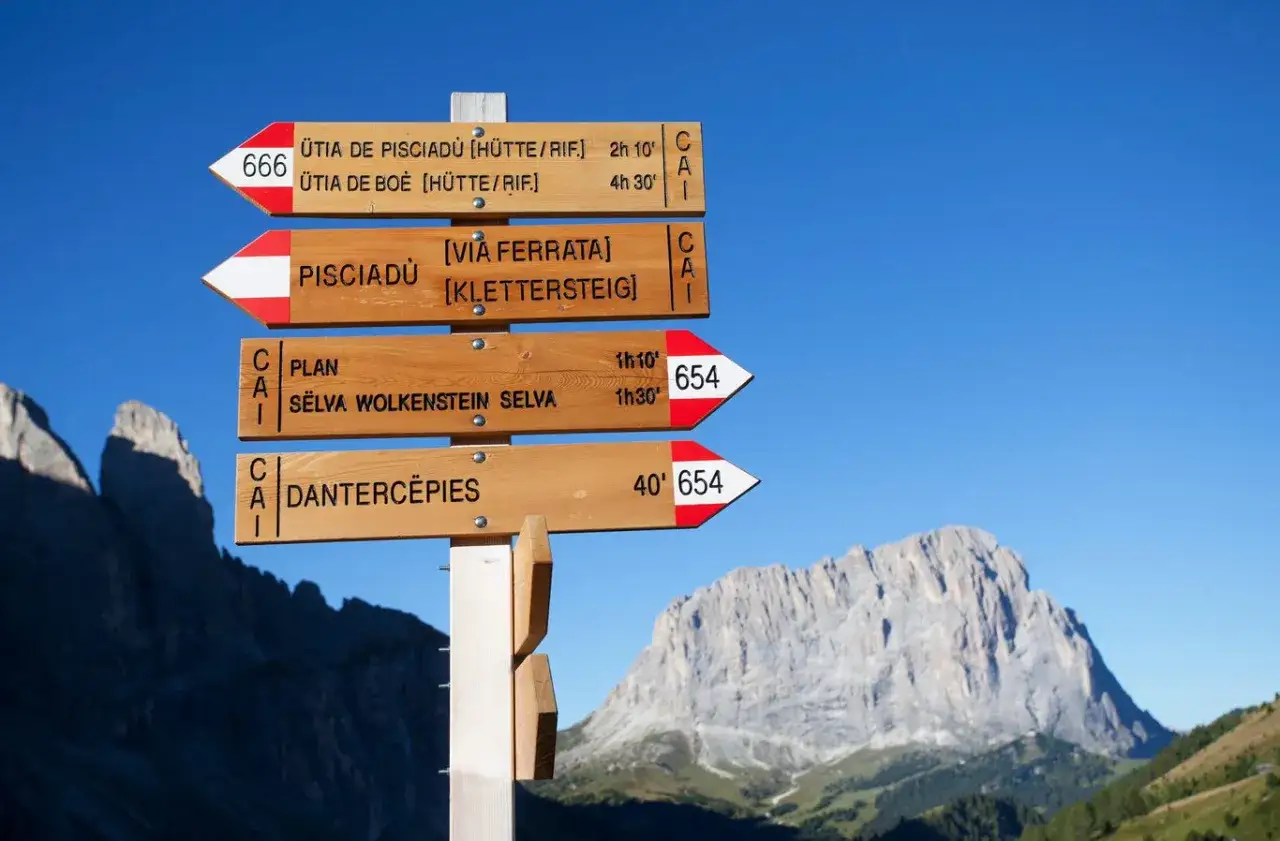 Droga do Pisciadù i Dantercepies. Wspaniałe widoki na Dolomity podczas trekkingu.
