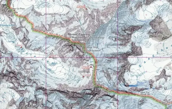 Mapa topograficzna pokazuje, gdzie leży Mount Everest, z zaznaczonymi obozami, przełęczami i szczytami, w tym Lho-La Pass i Khumbu Icefall.