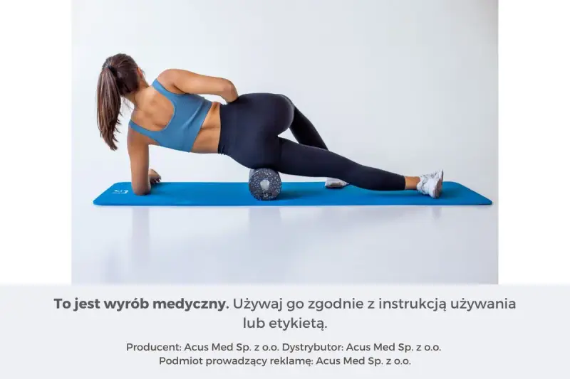 Kobieta wykonuje rolowanie po treningu, masując udo rollerem na niebieskiej macie.